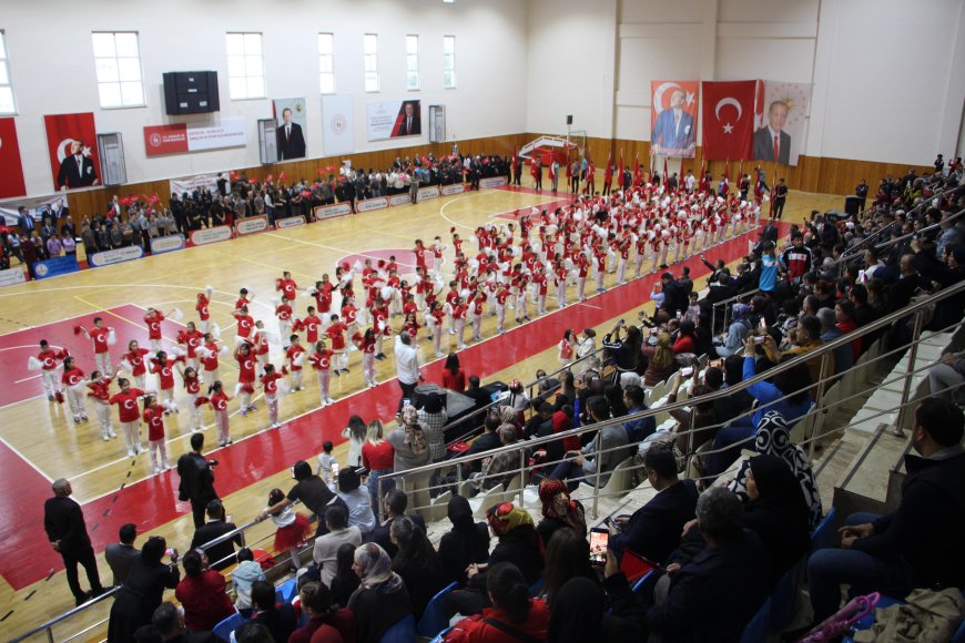 Kumluca’da Cumhuriyet’in 103. yılı spor salonunda kutlandı