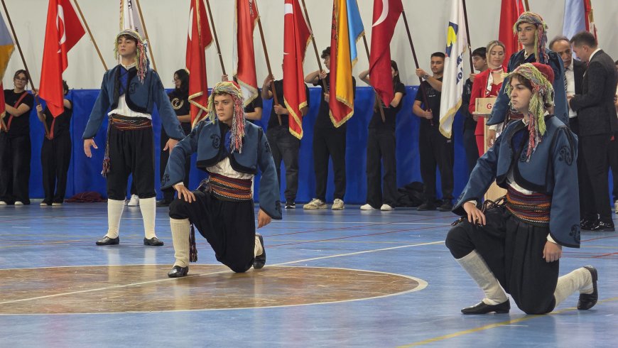 Gazipaşa’da Cumhuriyet Bayramı sağanak nedeniyle spor salonunda kutlandı