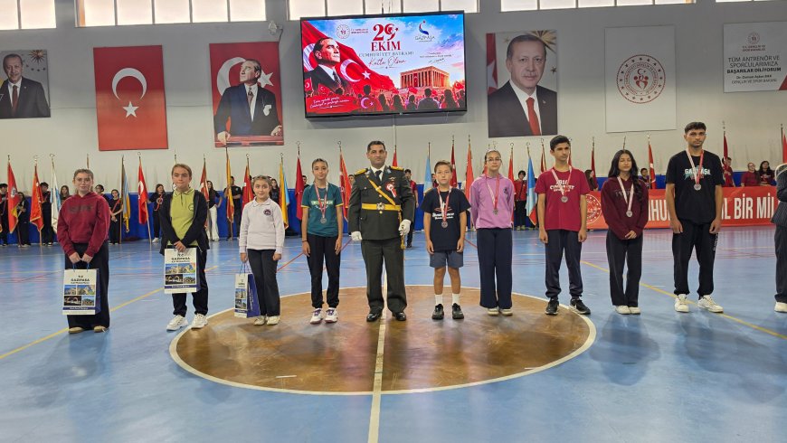 Gazipaşa’da Cumhuriyet Bayramı sağanak nedeniyle spor salonunda kutlandı