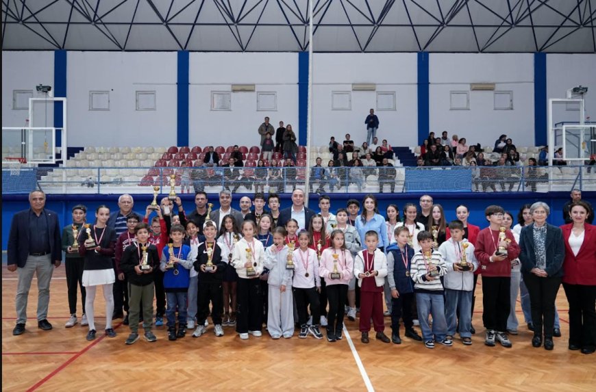 Konyaaltı’nda Cumhuriyet Tenis Turnuvası: 5 kategoride 10 şampiyon