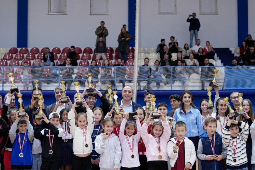 Konyaaltı’nda Cumhuriyet Tenis Turnuvası: 5 kategoride 10 şampiyon