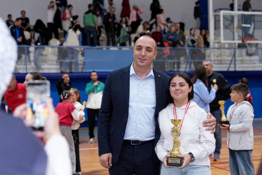 Konyaaltı’nda Cumhuriyet Tenis Turnuvası: 5 kategoride 10 şampiyon