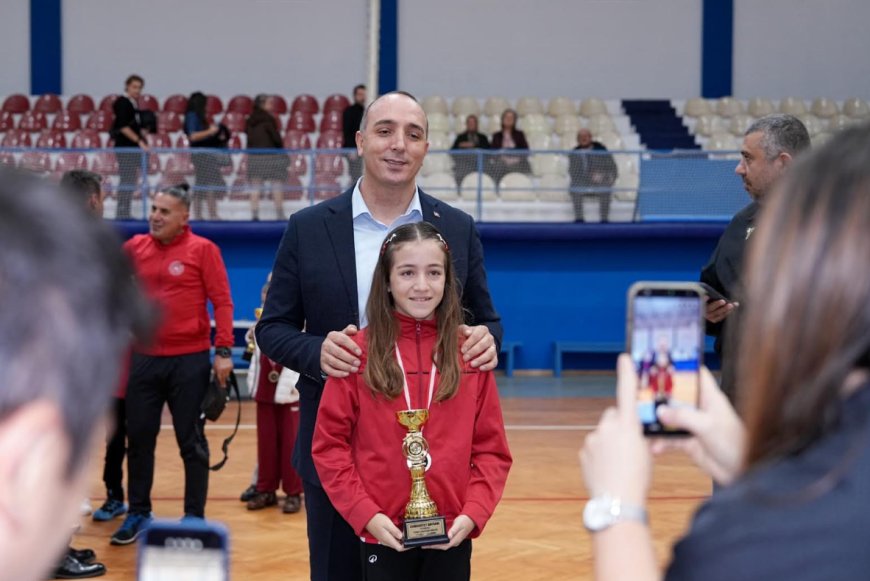Konyaaltı’nda Cumhuriyet Tenis Turnuvası: 5 kategoride 10 şampiyon