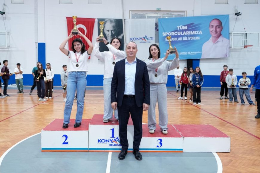 Konyaaltı’nda Cumhuriyet Tenis Turnuvası: 5 kategoride 10 şampiyon
