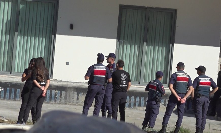Antalya Alanya'da maaşını alamadığını öne süren işçi inşaatın balkonuna çıktı