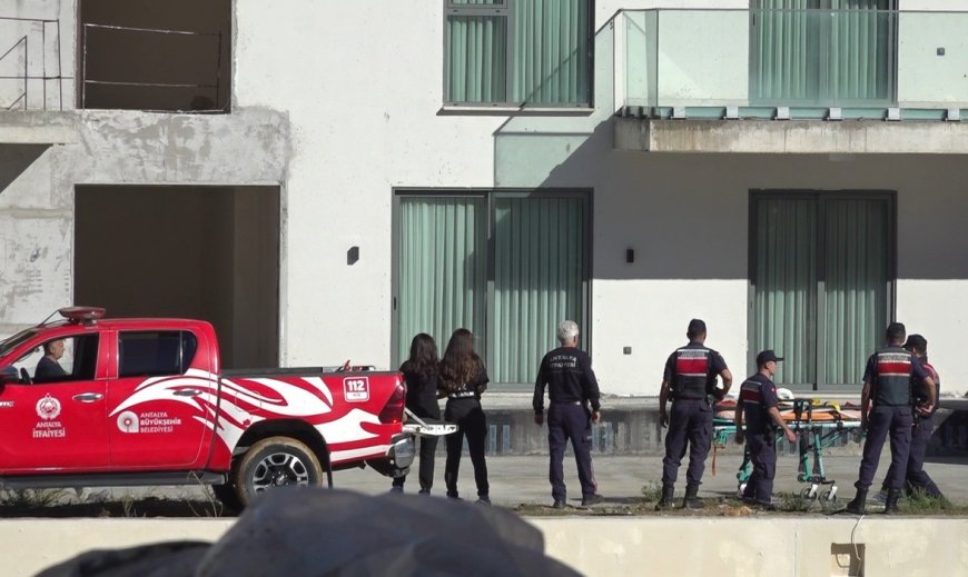 Antalya Alanya'da maaşını alamadığını öne süren işçi inşaatın balkonuna çıktı