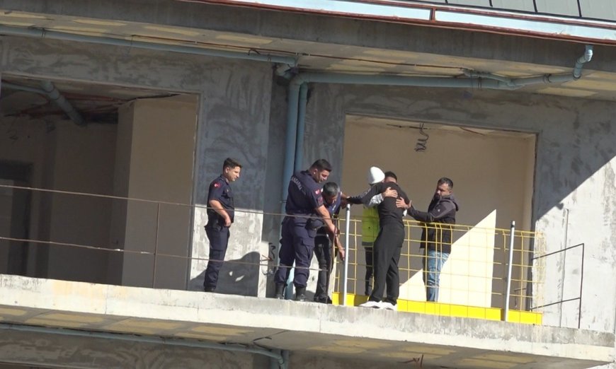 Antalya Alanya'da maaşını alamadığını öne süren işçi inşaatın balkonuna çıktı