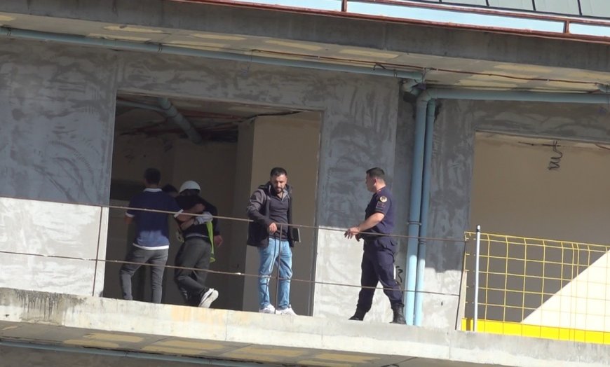 Antalya Alanya'da maaşını alamadığını öne süren işçi inşaatın balkonuna çıktı