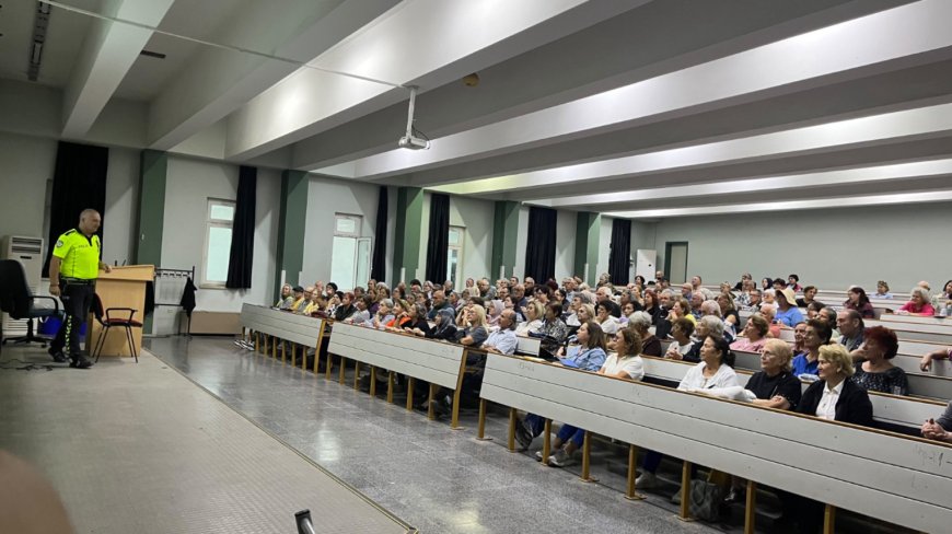 Antalya'da 60 yaş üstü üniversite öğrencilerine trafik güvenliği eğitimi verildi