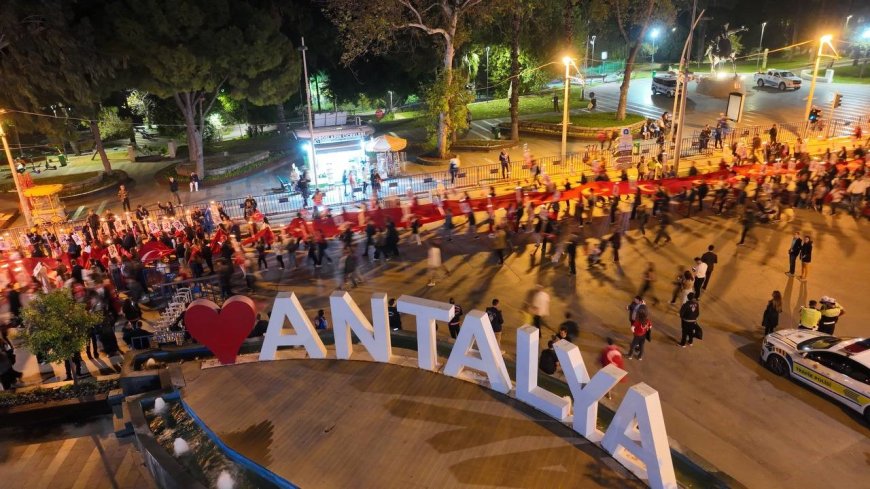 Antalya'da Cumhuriyet coşkusu meydanlara taştı: 400 metrelik Türk bayrağıyla fener alayı ve Semicenk konseri