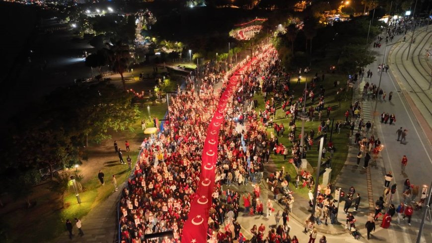 Antalya'da Cumhuriyet coşkusu meydanlara taştı: 400 metrelik Türk bayrağıyla fener alayı ve Semicenk konseri