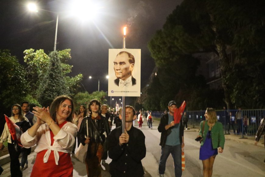 Antalya'da Cumhuriyet coşkusu meydanlara taştı: 400 metrelik Türk bayrağıyla fener alayı ve Semicenk konseri