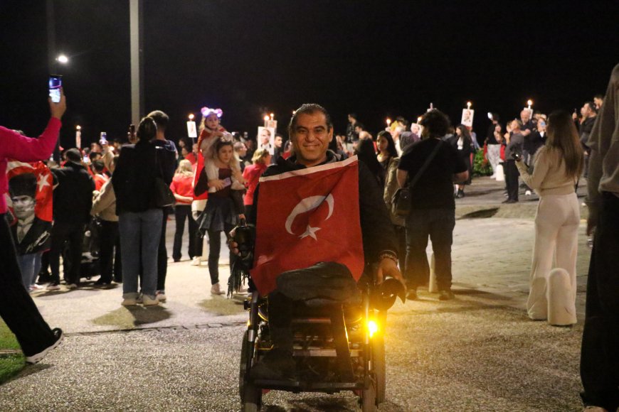 Antalya'da Cumhuriyet coşkusu meydanlara taştı: 400 metrelik Türk bayrağıyla fener alayı ve Semicenk konseri