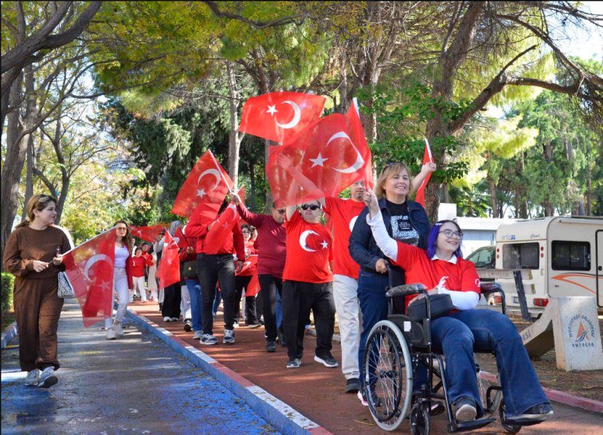 Muratpaşa’da özel gereksinimli bireylerden Cumhuriyet yürüyüşü