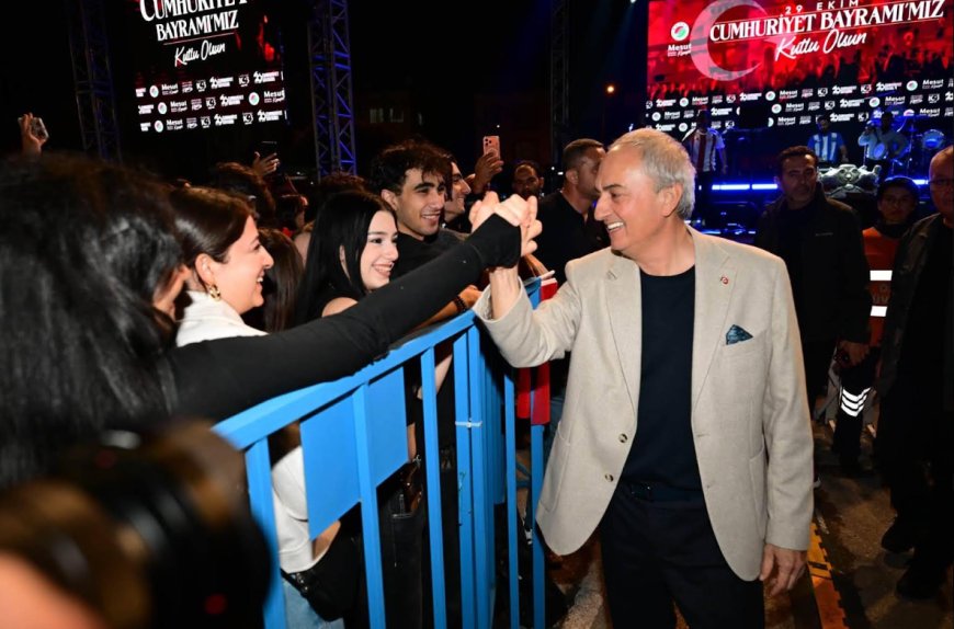 Kepez’de binlerce kişi Cumhuriyet’i maNga konseriyle kutladı