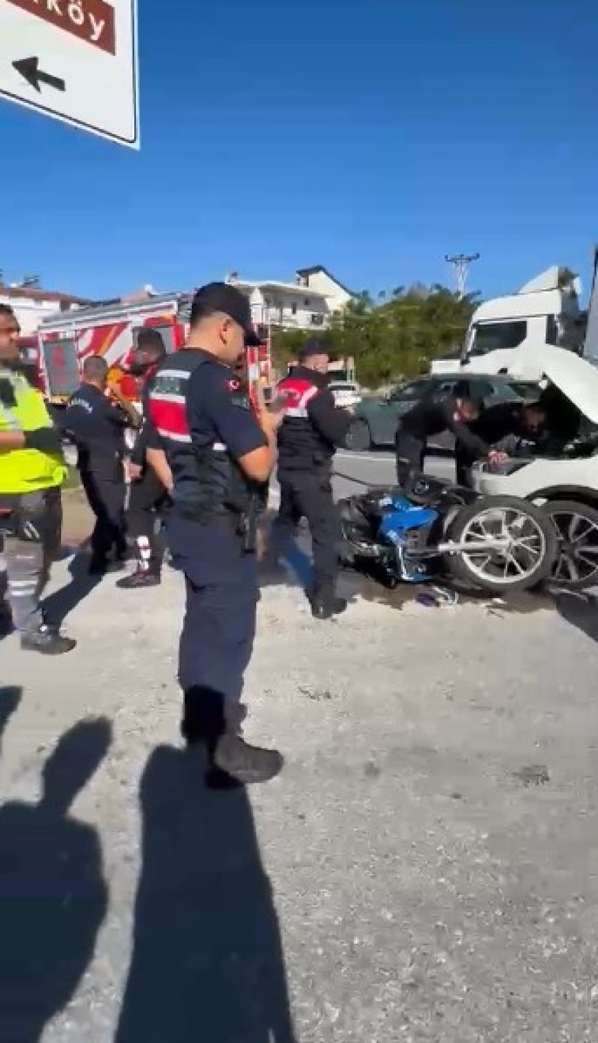 Manavgat’ta otomobil jandarma motosikletine çarptı: Uzman çavuş yaralandı